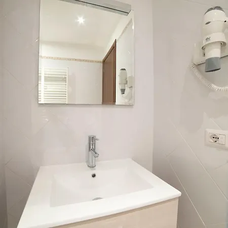 拱顶对面酒店 4*